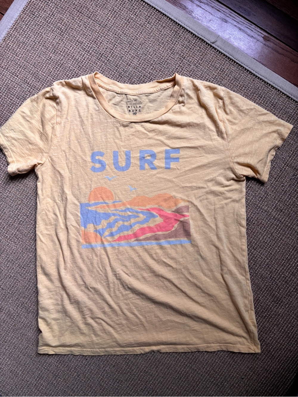 Billabong Women’s Surf Graphic Tee Medium